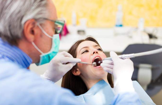 Pose de prothèses dentaires, Versailles